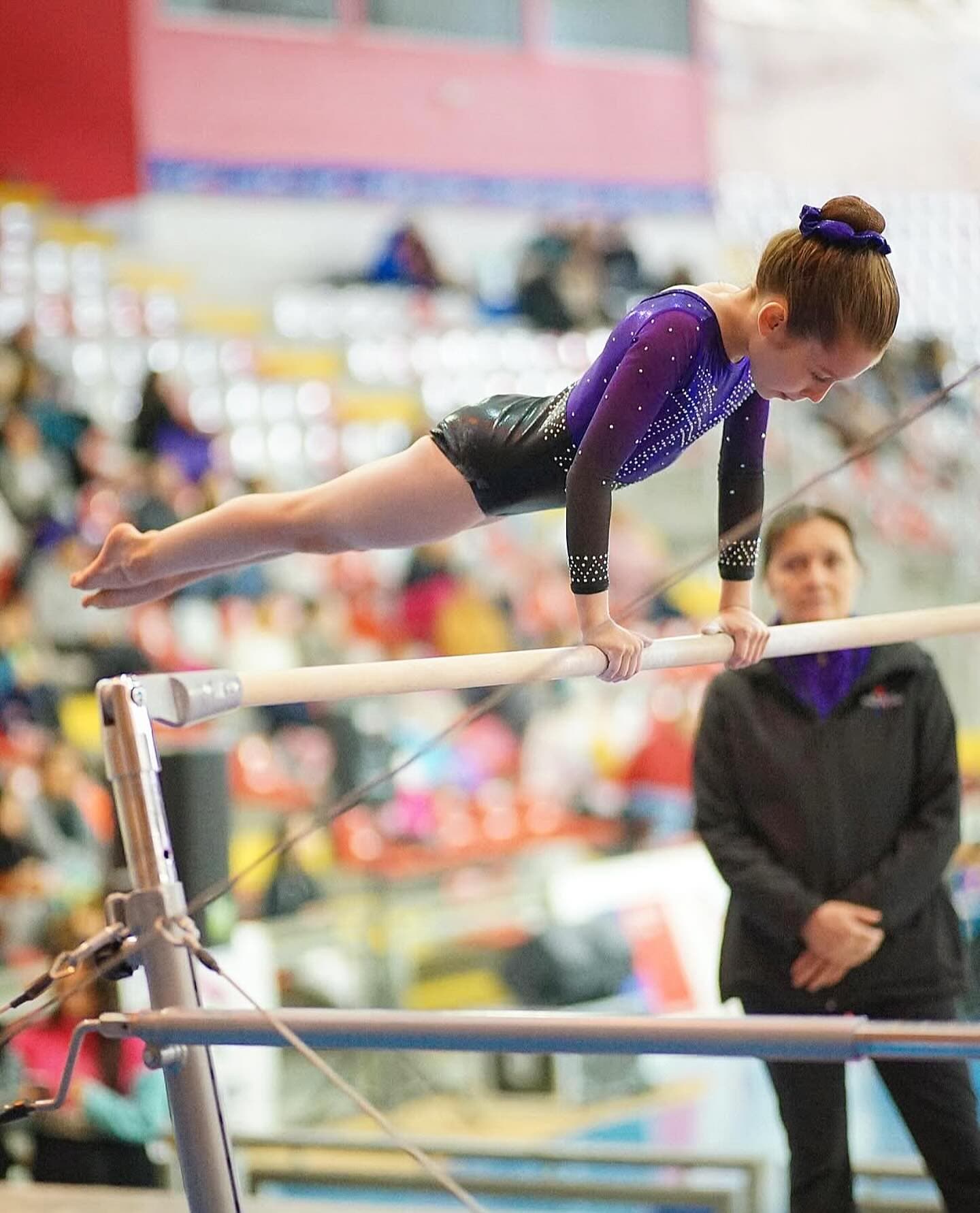 Gimnasta ejecutando en un aparato